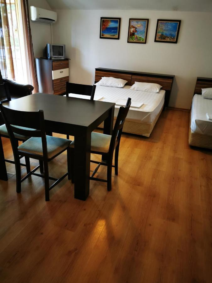 Jelezchevi Guest Rooms Primorsko Bagian luar foto