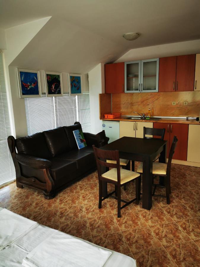 Jelezchevi Guest Rooms Primorsko Bagian luar foto