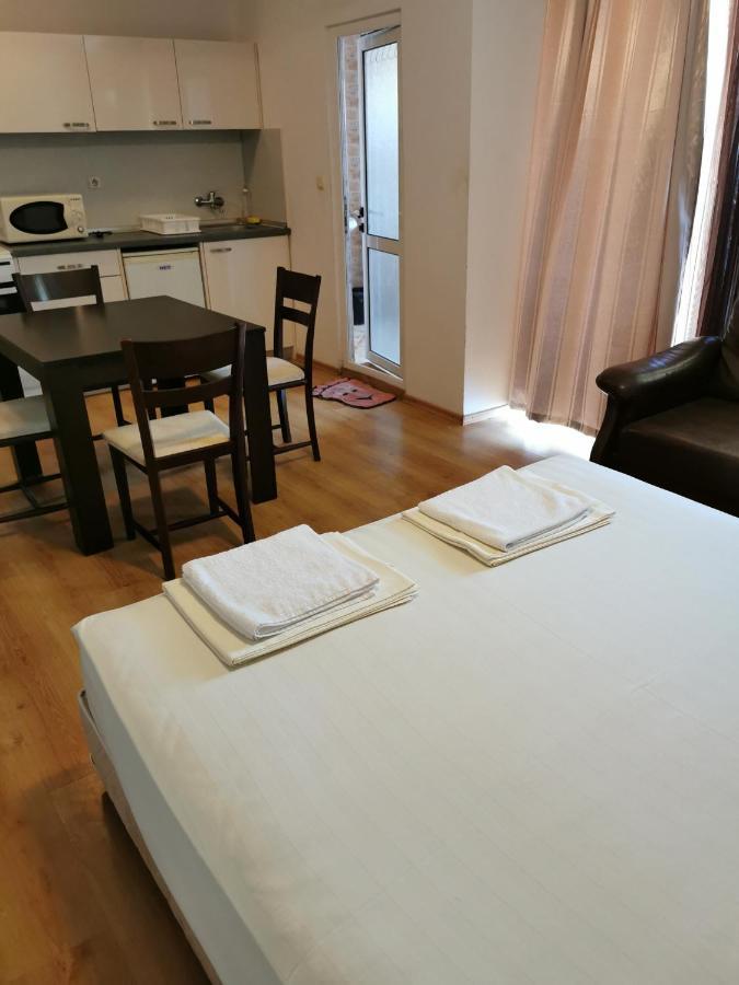 Jelezchevi Guest Rooms Primorsko Bagian luar foto