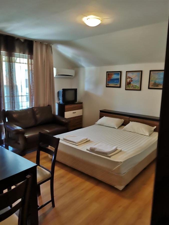 Jelezchevi Guest Rooms Primorsko Bagian luar foto